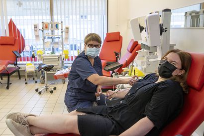 Vaikean kevään jälkeen verenluovuttajien määrät ovat kääntyneet Oulussa kasvuun – kaikkein ahkerimmin verta käyvät luovuttamassa nuoret naiset