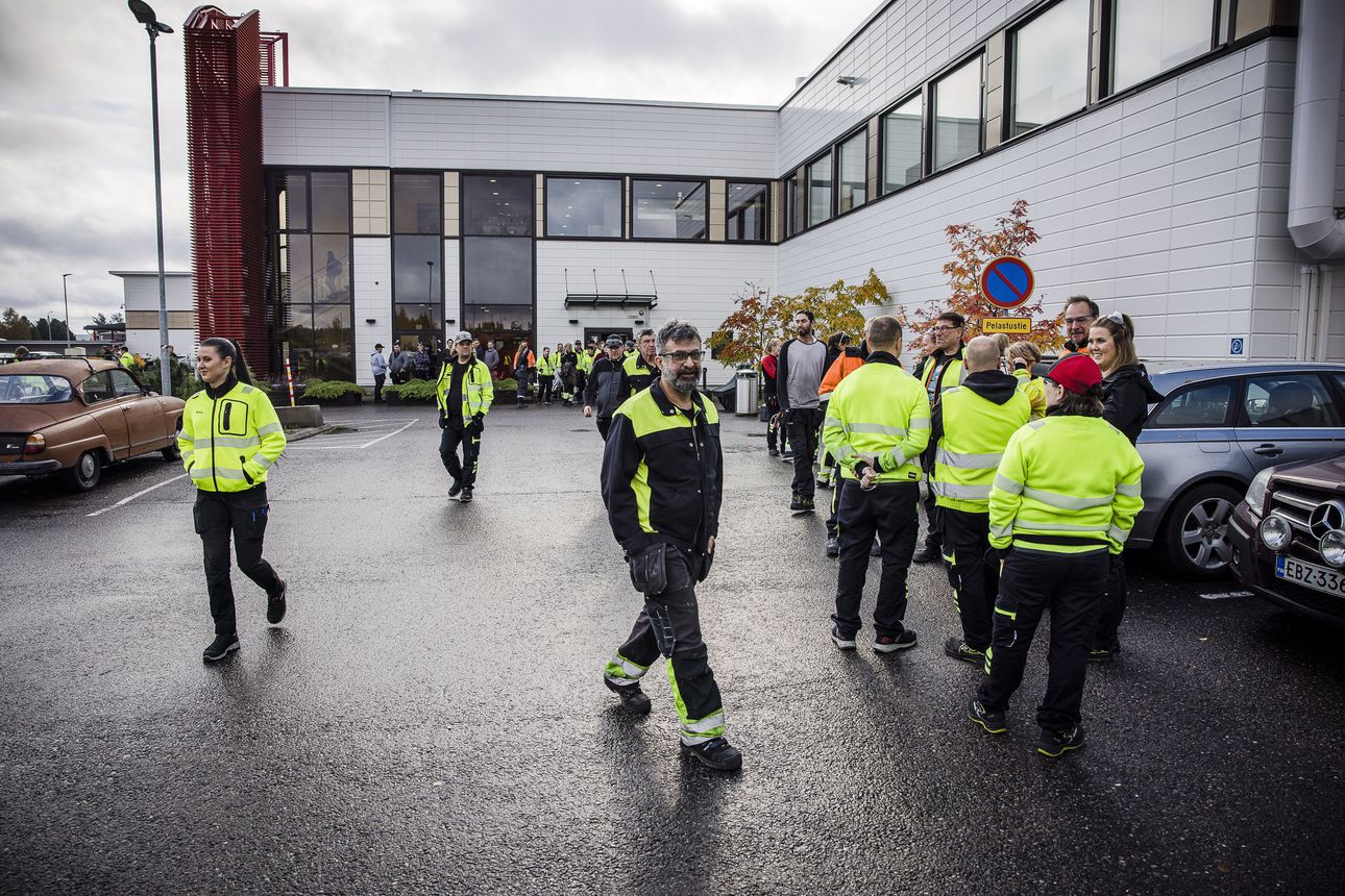 Rovaniemen kelkkatehtaan työntekijät marssivat ulos tehtaalta tunniksi – näin ammattiliittojen työtaistelu hallitusta vastaan näkyi