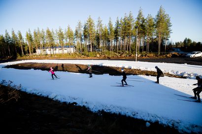 Vapaalla pääsee jo pitkälle, perinteisen hiihtäjät joutuvat vielä odottelemaan – isoilla koneilla ei Oulussa vielä latua päästä tekemään