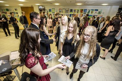 Kättely kuuluu itsenäisyyspäivään: Raahen lukio juhli satavuotiasta Suomea