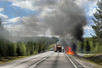 Sähköautojen tulipaloriski painottuu maakunnassa Oulun alueelle – Sammutusmenetelmissä on vielä kehitettävää: "Paras olisi hukuttaa auto jonnekin"