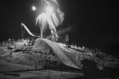 Ounasvaara sai uuden hyppyrimäen 60 vuotta sitten – kuvagalleria näyttää, kuinka mäki oli 1960-luvulla mustanaan kisayleisöä