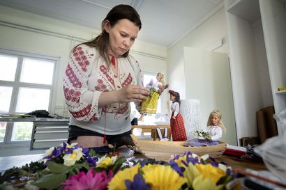 Barbeja ja ukrainalaisia perinneasuja – Harkovasta Suomeen paennut taiteilija Maryna Sokolenko käsittelee sotaa nukkedioraamoja tekemällä