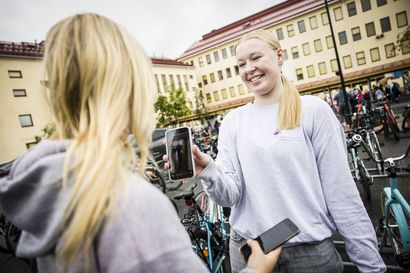 Yhdeksäsluokkalaisten Essi Kilpimaan ja Jutta Barskin puhelimet ovat koulutunnin ajan repussa – "Kaikki mallit eivät sovi kaikkiin kouluihin"