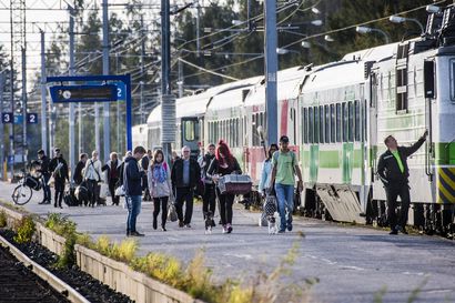 Rovaniemen juna-asemalla taksit noutavat vain yhdestä paikasta – Senaatin asema-alueet oy aikoo tulevaisuudessa ensiksi kehittää ja lopulta myydä Rovaniemen rautatieaseman