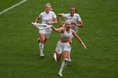 Englanti Euroopan mestariksi Chloe Kellyn jatkoajan maalilla – Wembleyllä ottelua seurasi lähes 90 000 katsojan ennätysyleisö