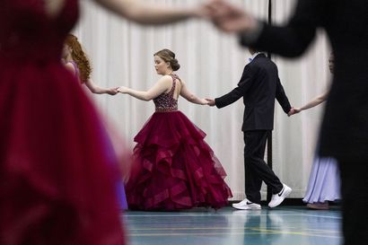 Kuvagalleria: Pukuloistoa ja tanssiaskelia – Ounasvaaran lukion ja Lyskan vanhat juhlivat Rovaniemellä