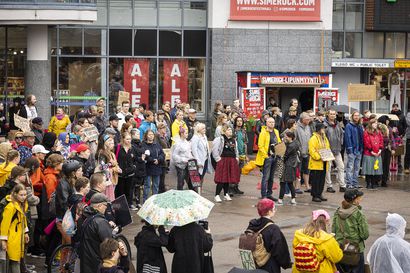Nollatoleranssi! Rasistit ulos hallituksesta -mielenosoitus Rovaniemellä keräsi väkeä – katso kuvat