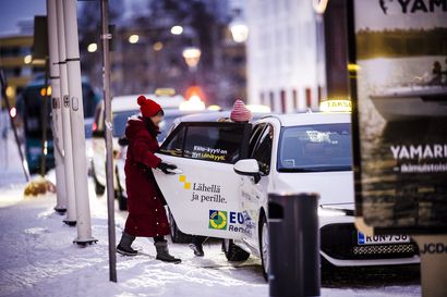 Rovaniemellä turisteja on nyt niin paljon, että takseja ei riitä aina edes Kela-kyyteihin – "erittäin haastava ja ikävä tilanne", sanoo yrittäjä
