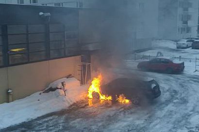 Auto paloi hotellin parkkipaikalla keskellä Rovaniemen keskustaa – katso lukijan video tulipalosta