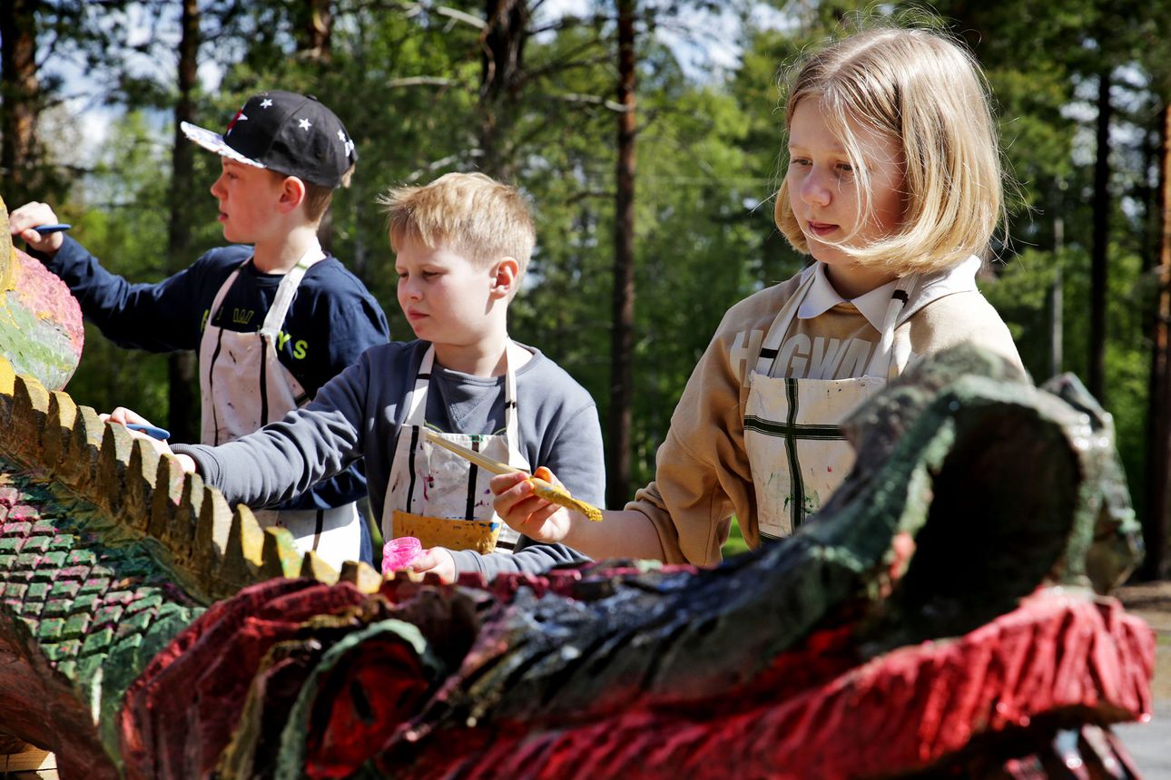 Värikkään vesilohikäärmeen voi bongata kesän aikana Sanginsuu–Lapinkangas–Sanginjoki-alueella – tulevan kulttuurimatkailureitin maskotti heräsi koululaisten käsissä eloon