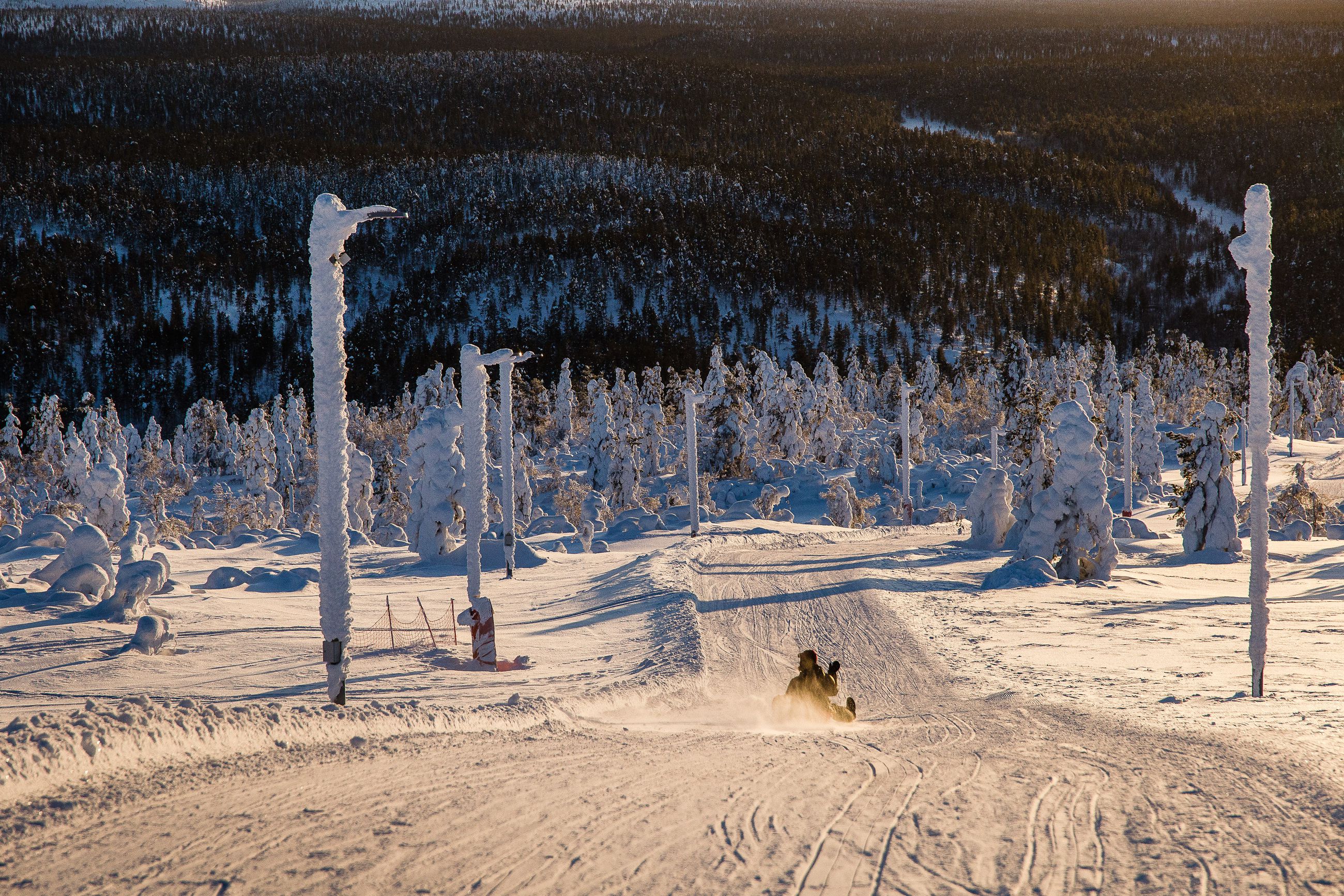 Testasimme Suomen pisimmän pulkkamäen Saariselällä – Mistä löytyy Lapin  paras pulkkamäki? | Pohjoisen Polut