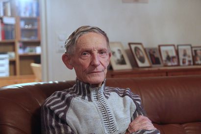 80-vuotias Juhani on Suomen vanhimpia kaukalopallomaalivahteja – Jääharjoituksiin hän lähtee kolmesti viikossa: "Kaikki liikunta on eduksi, ja vanhana se on pakollista, että jaksaa"