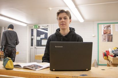 Vapaalla kädellä jälkeä puusta – Jaakko Träskelin opiskelee samaan aikaan lukiossa ja ammattiopistossa