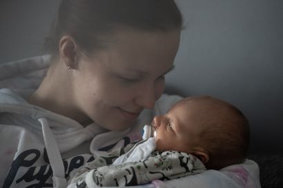 Ilmastoahdistusta poteneet Alatalot harkitsivat aluksi adoptiota - Toive biologisesta lapsesta oli kuitenkin voimakas: Nyt sylissä on Aino, Koillismaan vuoden ensimmäinen vauva
