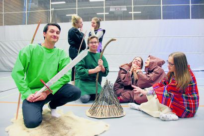 Lukiolaisten järjestämässä kulttuuri-illassa tarjolla Robin Hoodin jousitaituruutta ja musiikkia