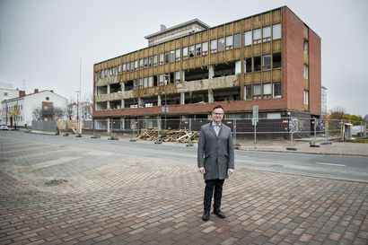 Maalaiskunnan kunnantaloa puretaan Rovaniemellä, mutta kiistat jäävät – perehtykää yhdistymissopimukseen, neuvoo maalaiskunnan nokkamiehiin kuulunut Riku Tapio
