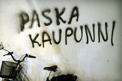 Oululainen Maria Perätalo huolestui Paska kaupunni -graffitin mahdollisesta katoamisesta ja päätti suunnitella siitä neuleen – "Töihin en ole sitä tohtinut laittaa"