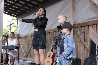 Rantsilan Akkakerhon järjestämässä pihakonsertissa esiintyivät Mira Luoti ja Suvi Isotalo. He saivat lavalle vahvistusta kahteen kappaleeseen lapsifaneista.