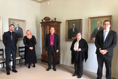 Piispa Jukka Keskitalo vihkii neljä uutta pappia Oulun hiippakuntaan