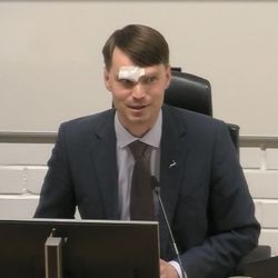 Heikki Autton tikattu silmäkulma herätti huomiota Rovaniemen kaupunginvaltuuston kokouksessa – taustalla epäonninen yö Jukolan viestissä