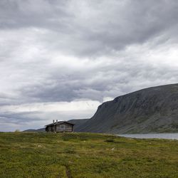 Kilpisjärveltä voi tehdä ainutlaatuisen retken kolmeen eri maahan – Selvitimme, mitä retkeilijän pitää tietää Suomen, Norjan ja Ruotsin erämaatuvista