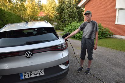 Haapajärvellä asuvan Juha Karvosen auto kulkee aurinkosähköllä – energiaa saadaan myös kodin toimintoihin