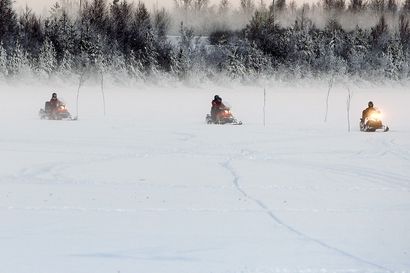 Rovaniemi merkitsi ensimmäisen kelkkauran Kemijoelle – turvallisuus on varmistettu mittaamalla jään vahvuutta kahden viikon ajan