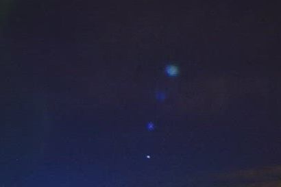Lukijan Nallikarissa kuvaamalla videolla näkyy, kuinka luotainraketti levittää taivaalle valoa eri värein hohtavaa bariumia