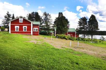 Uiton talo osa Kollajanniemen historiaa – Juhani ja Irja Niemitalo entisöivät sukunsa vanhan talon kesäpaikakseen
