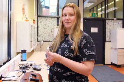 Virossa eläinlääkäriksi opiskellut Jenna Wäänänen tekee nyt töitä Oulaisissa, Haapavedellä ja Vihannissa