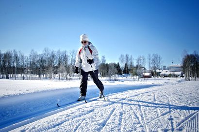 Herkkäihoisten kannattaa suojautua liialliselta paisteelta ja kaikkia suositellaan muistamaan aurinkolasit varsinkin hangilla liikkuessa – viime viikolla havaittu otsonikato Suomen yllä jatkuu edelleen