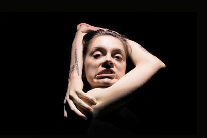 Tanssija-notkeusakrobaatti Marina Cherry koettelee rajojaan – Valtionpalkittu Kallo Collective tuo uusimman Only Bones -version ensi-iltaan Rovaniemelle