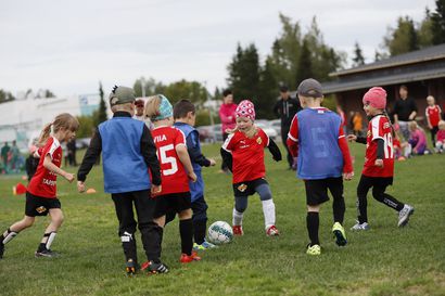 Tutkimus: vammat yleisiä lasten jalkapallossa – tytöillä suurempi todennäköisyys loukkaantua