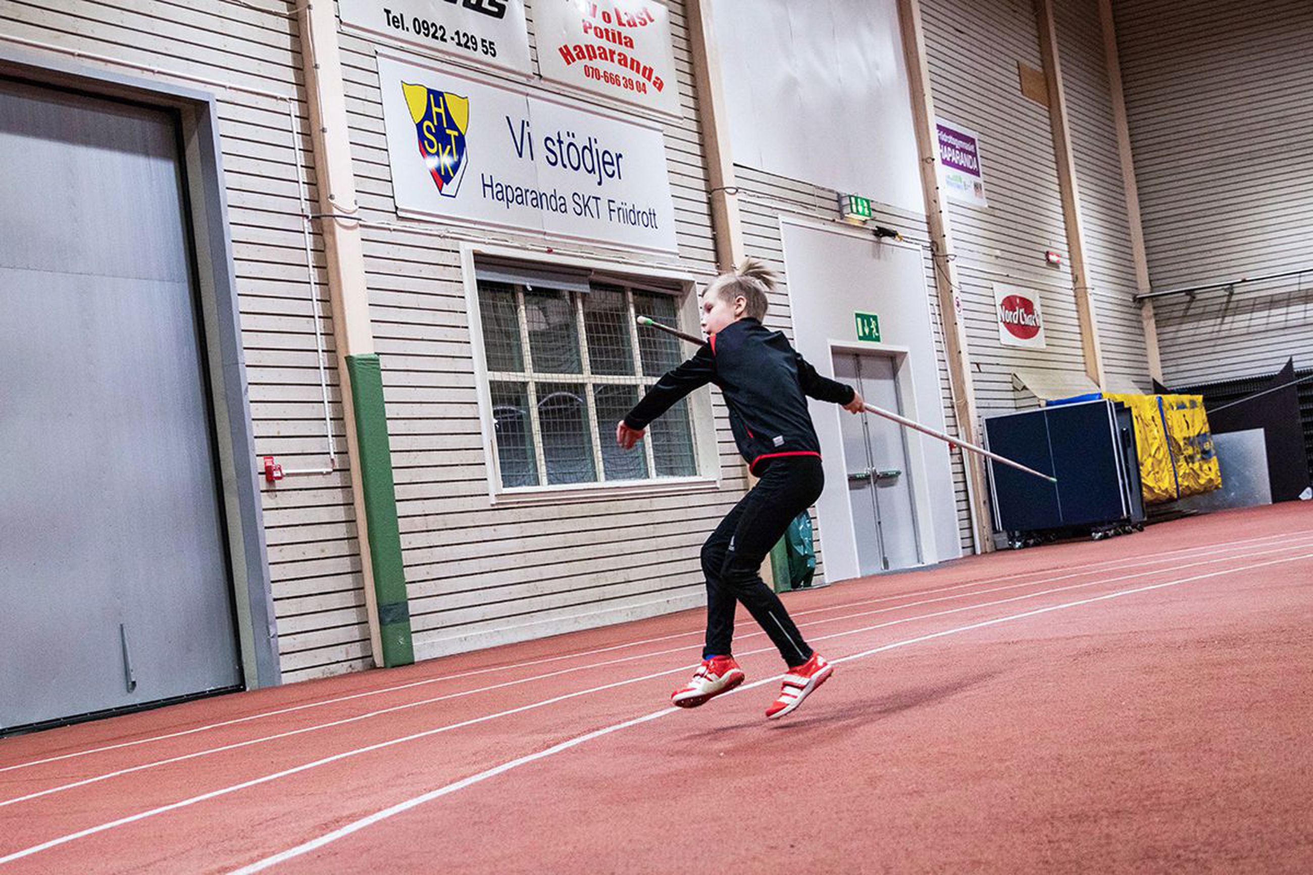 Monipuolisesti liikkuen yleisurheilun parissa – ”Lapset pääsevät  kokeilemaan monta erilaista lajia kerralla, kuten hyppäämään korkeutta tai  juoksemaan aitoja” | Lapin Kansa