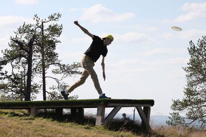 Frisbeegolfin suosio räjähtänyt Kuusamossa – Ruka Openissa sekä koululaisten kisoissa yhteensä lähes 200 osallistujaa