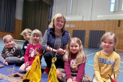 Lastentarhanopettaja Tuija Palosaari: Metsä opettaa lapsia havainnoimaan – Tekemällä oppiminen vie varhaiskasvatuksessa voiton oppikirjoista.