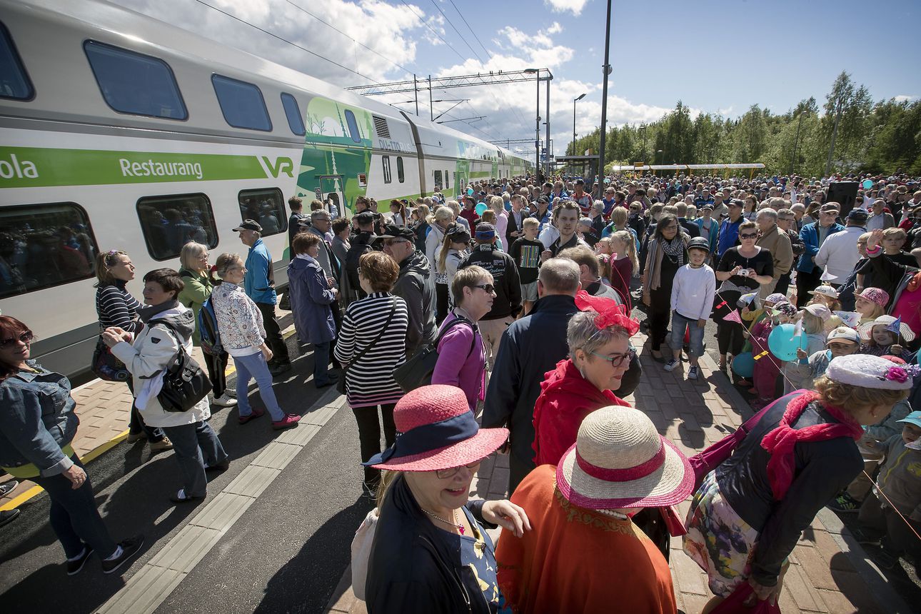 Kempeleessä vietettiin juna-aseman avajaisia – kansa parveili  asemalaiturilla | Kaleva