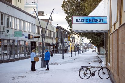 Kielo lopettaa Raahessa, kivijalkakauppojen katoaminen harmittaa asiakkaita ja yrittäjiä – Katso ilmasta kuvattu video Raahen keskustasta