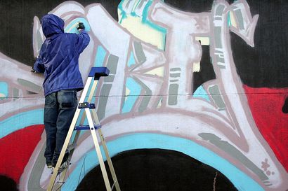 "Laittomuus tulee pysymään graffiteissa ja on tärkeä osa sitä kulttuuria" – oululainen graffitiharrastaja ei usko, että katutaidetta voi koskaan kesyttää