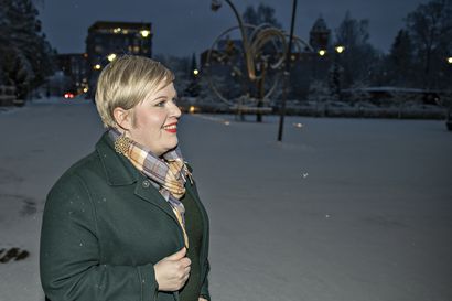 Keskustan Annika Saarikko puolusti Oulussa ja Kempeleessä hallituksen IMF:n kehut saanutta talouspolitiikkaa ja vaatii pitämään kiinni menokatosta