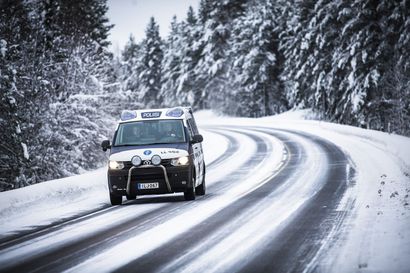 Rekka teki äkkijarrutuksen ja törmäsi pysäköitynä olleeseen poliisiautoon Rovaniemen Hirvaalla – poliisi loukkaantui törmäyksessä