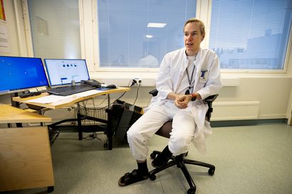 Koronatestauksessa ja -jäljityksessä ruuhkaa – lääkäri Aleksi Lehtonen: "Jos omikron leviää nopeasti, myös sairaalahoidon tarve kasvaa nopeasti"