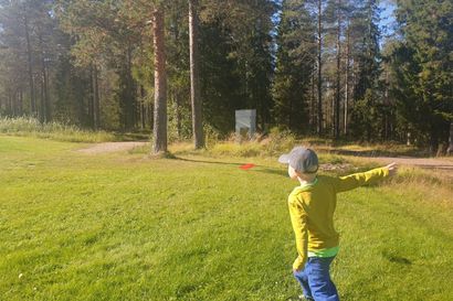 Yhdessä tekemisen kulttuuri elää Taivalkoskella – lapsille oma frisbeegolfrata talkoilla: "Se on aina hyvä, että aloite lähtee harrastajilta"