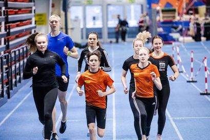 Rovaniemellä otettiin ratakierroksen haaste vastaan - parinkymmenen juoksijan valmennusryhmä keskittyy 400 metrille
