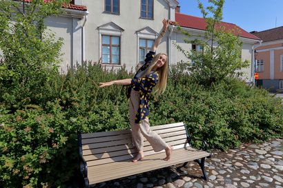 Susanna Kinnunen vietti kolme viikkoa Vesipekassa työstäen tanssiteosta – Tanssii Rantajatseilla kolmessa konsertissa