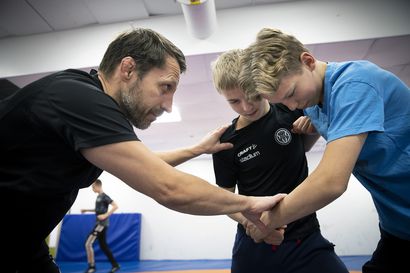 Nuoret mestarin opissa – Mikael Lindgrenin ohjauksessa kasvaa seuraava muhoslaisten huippupainijoiden sukupolvi: "Välillä valmentaja on isä, välillä äiti"
