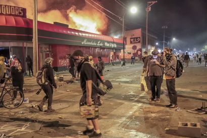 Mielenosoittajat ovat sytyttäneet Minneapolisin poliisiaseman palamaan – kaupunkiin on julistettu hätätila ja kansalliskaarti kutsuttu apuun