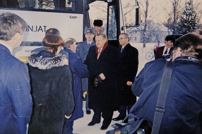 Presidentti Martti Ahtisaari sai Limingasta evästyksen lisäksi evästä – ystävänpäivävierailun herkkukassissa oli muun muassa voita ja piimää
