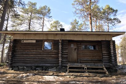 Kevät kiritti Vaskojoen autiotuvan kunnostusta Lemmenjoen kansallispuistossa – Lapissa kunnostetaan kaikkiaan 18 tupaa tänä vuonna